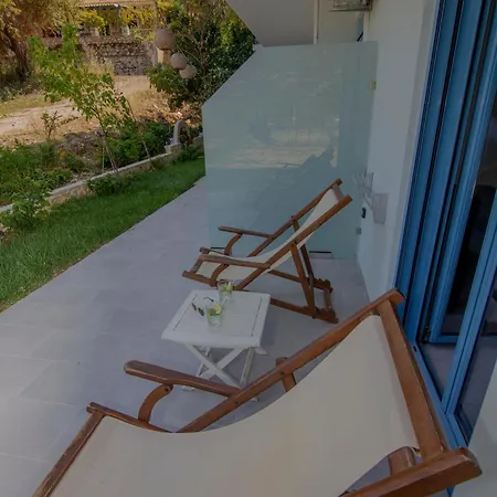 Akrotiri Hotel *