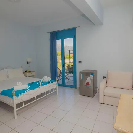 Akrotiri Hotel