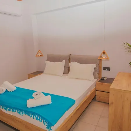 Akrotiri Hotel *